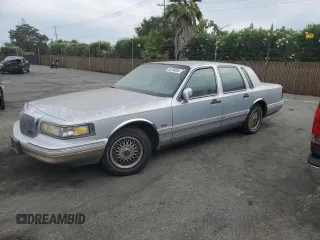 1996 Lincoln Town Car Signature z VIN 1LNLM82W7TY700245, wystawiony jako Copart lot #68186004 z przebiegiem 134 509 mil mil oraz Czysty tytuł • Clean title. Historia ofert i sprzedaży dostępna na DreamBid. Obrazek 1.