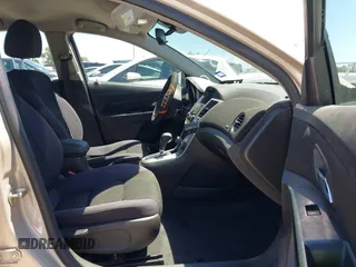 2014 Chevrolet Cruze 1LT z VIN 1G1PC5SB5E7221277, wystawiony jako IAAI lot #42095028 z przebiegiem 195 148 mil mil oraz . Historia ofert i sprzedaży dostępna na DreamBid. Obrazek 5.