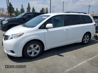 2013 Toyota Sienna LE AAS z VIN 5TDKK3DC7DS307404, wystawiony jako Copart lot #55503985 z przebiegiem 54 106 mil mil oraz Szkoda całkowita • Salvage title. Historia ofert i sprzedaży dostępna na DreamBid. Obrazek 1.