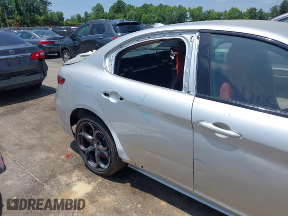 2019 Alfa Romeo Giulia Ti z VIN ZARFANBN6K7609476, wystawiony jako IAAI lot #42343594 z przebiegiem 28 848 mil mil oraz . Historia ofert i sprzedaży dostępna na DreamBid. Obrazek 6.