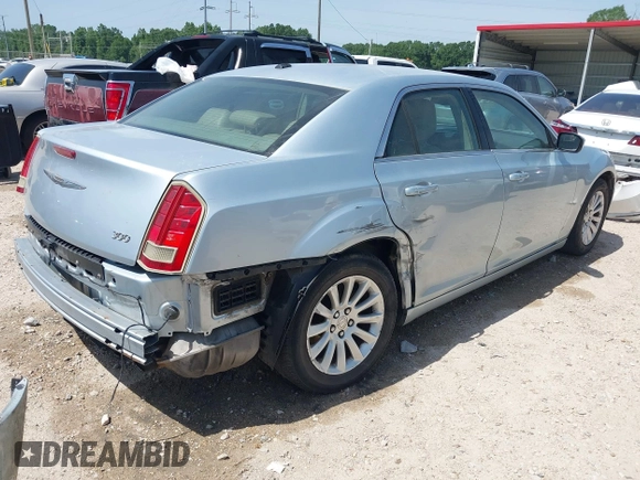 2013 Chrysler 300 z VIN 2C3CCAAG4DH728383, wystawiony jako IAAI lot #42243346 z przebiegiem 208 955 mil mil oraz . Historia ofert i sprzedaży dostępna na DreamBid. Obrazek 4.