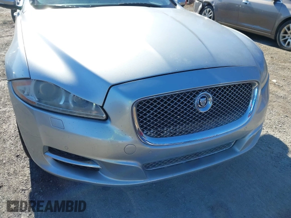 2014 Jaguar XJ z VIN SAJWJ1CD0E8V63989, wystawiony jako IAAI lot #41643513 z przebiegiem 119 924 mil mil oraz . Historia ofert i sprzedaży dostępna na DreamBid. Obrazek 19.