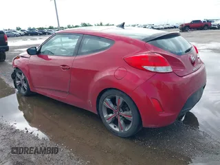 2015 Hyundai Veloster z VIN KMHTC6AD8FU227474, wystawiony jako IAAI lot #42188164 z przebiegiem 122 485 mil mil oraz . Historia ofert i sprzedaży dostępna na DreamBid. Obrazek 3.