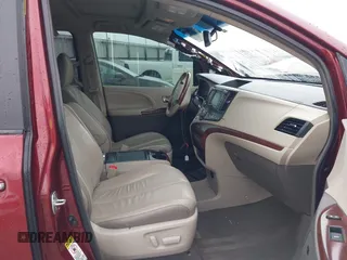 2014 Toyota Sienna XLE z VIN 5TDYK3DC9ES425398, wystawiony jako IAAI lot #41551678 z przebiegiem 224 667 mil mil oraz . Historia ofert i sprzedaży dostępna na DreamBid. Obrazek 5.