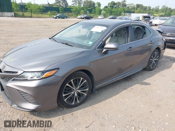 2018 Toyota Camry LE z VIN 4T1B11HK7JU033701, wystawiony jako IAAI lot #42417229 z przebiegiem 49 977 mil mil oraz . Historia ofert i sprzedaży dostępna na DreamBid. Obrazek 18.
