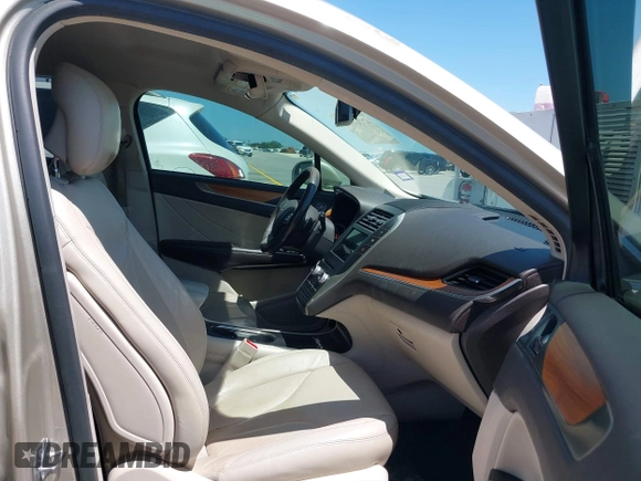 2017 Lincoln MKC Select z VIN 5LMCJ2C91HUL52596, wystawiony jako IAAI lot #42247931 z przebiegiem 81 126 mil mil oraz . Historia ofert i sprzedaży dostępna na DreamBid. Obrazek 5.