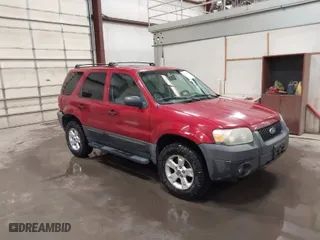 2006 Ford Escape XLT with VIN 1FMYU03106KC15575, listed as a IAAI auction lot 42017906 with 187,733 mi miles. Bid and sale history available at carsss.com. Image 1.