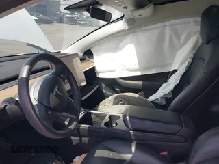 2021 Tesla Model 3 Standard Range Plus z VIN 5YJ3E1EA8MF100456, wystawiony jako IAAI lot #42100840 z przebiegiem 64 389 mil mil oraz . Historia ofert i sprzedaży dostępna na DreamBid. Obrazek 8.