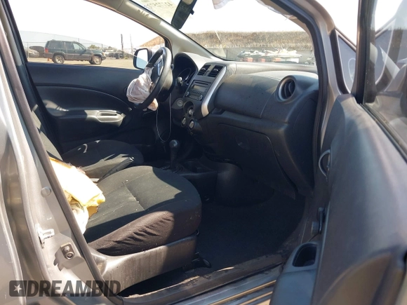2014 Nissan Note SV z VIN 3N1CE2CP3EL397672, wystawiony jako IAAI lot #42772572 z przebiegiem 117 789 mil mil oraz . Historia ofert i sprzedaży dostępna na DreamBid. Obrazek 5.