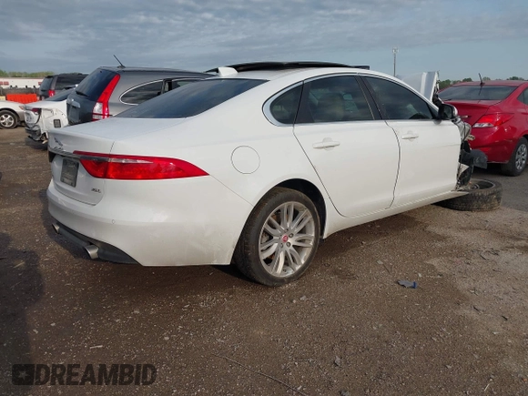 2017 Jaguar XF 35t Prestige with VIN SAJBE4BV8HCY31963, listed as a IAAI auction lot 41910705 with 1 mi miles. Bid and sale history available at carsss.com. Image 4.