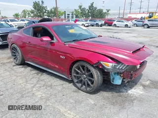 2017 Ford Mustang GT z VIN 1FA6P8CF1H5257077, wystawiony jako IAAI lot #42161776 z przebiegiem 47 743 mil mil oraz . Historia ofert i sprzedaży dostępna na DreamBid. Obrazek 1.