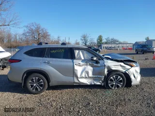 2022 Toyota Highlander Hybrid XLE with VIN 5TDGBRCH4NS561319, listed as a IAAI auction lot 41864259 with 17,987 mi miles. Bid and sale history available at carsss.com. Image 13.