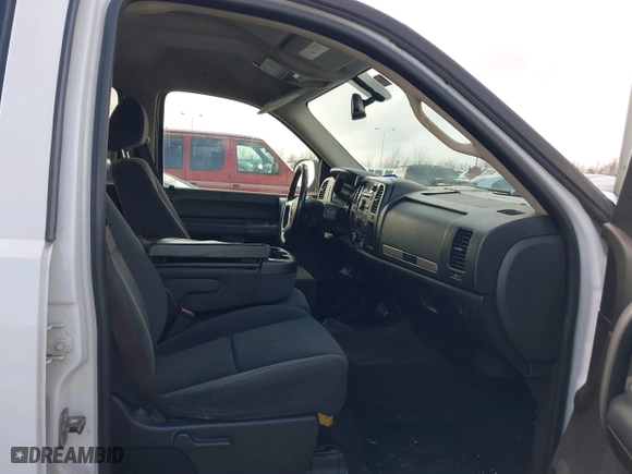 2007 Chevrolet Silverado 1500 LT w/1LT with VIN 2GCEC13C371505070, listed as a IAAI auction lot 41496659 with 179,379 mi miles. Bid and sale history available at carsss.com. Image 5.