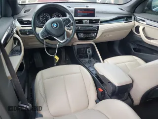 2020 BMW X1 xDrive28i z VIN WBXJG9C08L5P21466, wystawiony jako Copart lot #61664675 z przebiegiem 54 176 mil mil oraz Szkoda całkowita • Salvage title. Historia ofert i sprzedaży dostępna na DreamBid. Obrazek 8.