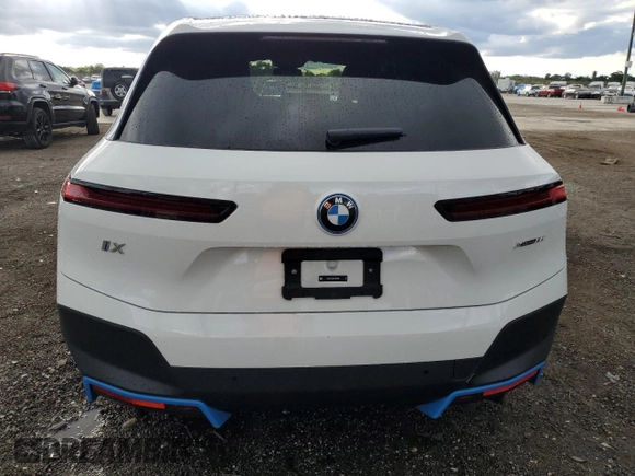 2024 BMW iX xDrive50 z VIN WB523CF02RCS04556, wystawiony jako Copart lot #46817195 z przebiegiem 7 915 mil mil oraz Czysty tytuł • Clean title. Historia ofert i sprzedaży dostępna na DreamBid. Obrazek 6.