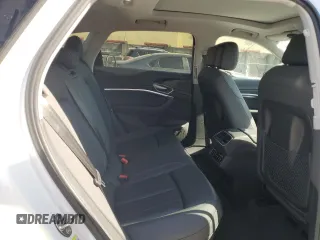 2022 Audi e-tron Premium z VIN WA1AAAGE0NB023860, wystawiony jako Copart lot #57395415 z przebiegiem 52 335 mil mil oraz Nie do naprawy. Historia ofert i sprzedaży dostępna na DreamBid. Obrazek 11.