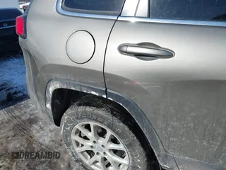 2018 Jeep Cherokee Latitude z VIN 1C4PJMCX2JD570426, wystawiony jako IAAI lot #41394183 z przebiegiem 182 419 mil mil oraz . Historia ofert i sprzedaży dostępna na DreamBid. Obrazek 18.