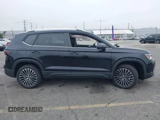 2025 Volkswagen Taos z VIN 3VVSC7B22SM011056, wystawiony jako IAAI lot #41889662 z przebiegiem 75 mil mil oraz . Historia ofert i sprzedaży dostępna na DreamBid. Obrazek 14.