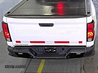 2023 Chevrolet Colorado 4WD Work Truck z VIN 1GCGTBEC2P1200144, wystawiony jako IAAI lot #42626480 z przebiegiem 29 151 mil mil oraz . Historia ofert i sprzedaży dostępna na DreamBid. Obrazek 3.