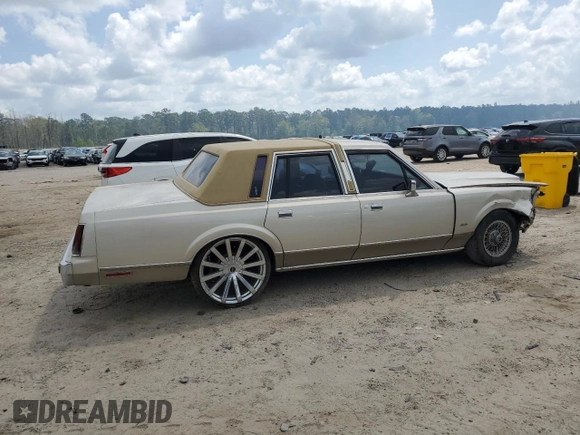 1989 Lincoln Town Car z VIN 1LNBM81F8KY816906, wystawiony jako Copart lot #51316715 z przebiegiem 361 830 mil mil oraz Szkoda całkowita • Salvage title. Historia ofert i sprzedaży dostępna na DreamBid. Obrazek 3.