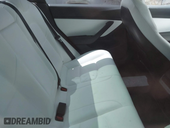 2020 Tesla Model 3 Long Range z VIN 5YJ3E1EB5LF801592, wystawiony jako IAAI lot #42096859 z przebiegiem 68 002 mil mil oraz . Historia ofert i sprzedaży dostępna na DreamBid. Obrazek 8.