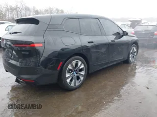 2024 BMW iX xDrive50 z VIN WB523CF04RCR31259, wystawiony jako IAAI lot #41559235 z przebiegiem Nie podano mil oraz . Historia ofert i sprzedaży dostępna na DreamBid. Obrazek 4.