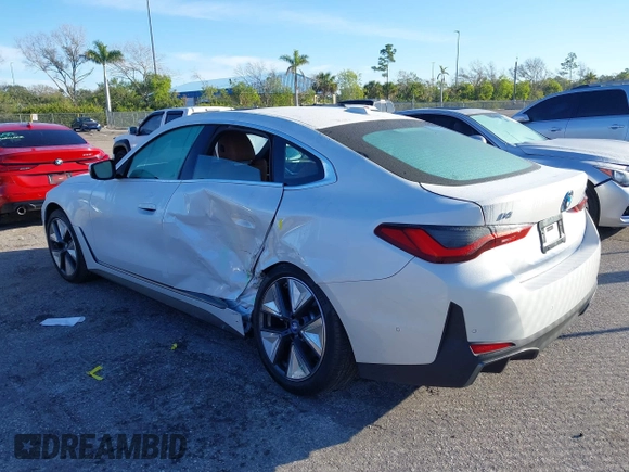 2024 BMW i4 eDrive35 z VIN WBY43AW04RFT05287, wystawiony jako IAAI lot #41427545 z przebiegiem 6 347 mil mil oraz . Historia ofert i sprzedaży dostępna na DreamBid. Obrazek 3.