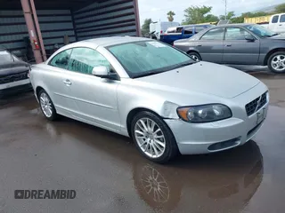 2008 Volvo C70 z VIN YV1MC67288J056674, wystawiony jako IAAI lot #41493211 z przebiegiem 18 158 mil mil oraz . Historia ofert i sprzedaży dostępna na DreamBid. Obrazek 1.