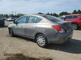 2013 Nissan Versa S Plus z VIN 3N1CN7AP5DL884595, wystawiony jako Copart lot #55261085 z przebiegiem 148 058 mil mil oraz Szkoda całkowita • Salvage title. Historia ofert i sprzedaży dostępna na DreamBid. Obrazek 2.
