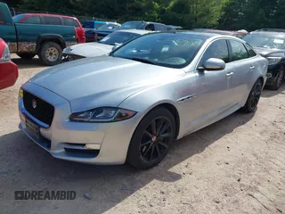 2016 Jaguar XJ R-Sport z VIN SAJWA1C7XG8W02813, wystawiony jako IAAI lot #42508758 z przebiegiem 102 919 mil mil oraz . Historia ofert i sprzedaży dostępna na DreamBid. Obrazek 19.