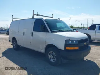 2021 Chevrolet Express Cargo z VIN 1GCWGAFP0M1180922, wystawiony jako IAAI lot #42341487 z przebiegiem 231 225 mil mil oraz . Historia ofert i sprzedaży dostępna na DreamBid. Obrazek 1.