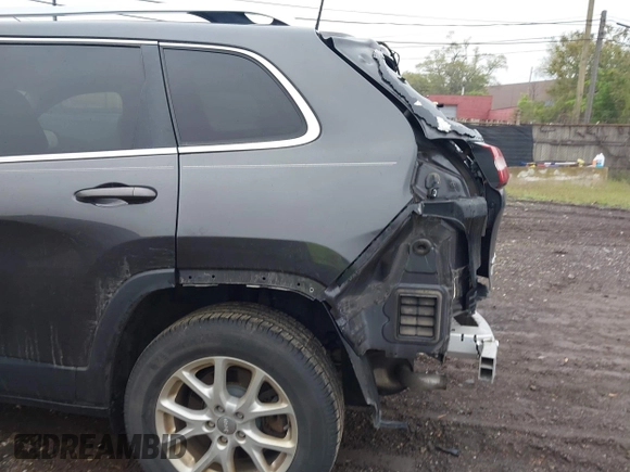 2016 Jeep Cherokee Latitude z VIN 1C4PJMCS1GW154188, wystawiony jako IAAI lot #42318317 z przebiegiem 189 347 mil mil oraz . Historia ofert i sprzedaży dostępna na DreamBid. Obrazek 17.