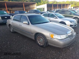 2001 Lincoln Town Car Signature z VIN 1LNHM82W21Y680277, wystawiony jako IAAI lot #42177746 z przebiegiem 279 637 mil mil oraz . Historia ofert i sprzedaży dostępna na DreamBid. Obrazek 1.