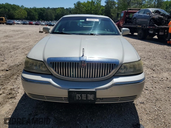 2005 Lincoln Town Car Signature Limited z VIN 1LNHM82W25Y637483, wystawiony jako Copart lot #55955475 z przebiegiem 1 346 114 mil mil oraz Czysty tytuł • Clean title. Historia ofert i sprzedaży dostępna na DreamBid. Obrazek 5.