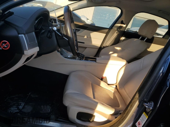 2016 Jaguar XF 35t Premium with VIN SAJBD4BV7GCY07333, listed as a Copart auction lot 72676984 with 70,630 mi miles and Salvage Title. Bid and sale history available at carsss.com. Image 7.