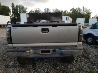 2003 Chevrolet Silverado 1500HD LS z VIN 1GCGK13UX3F142788, wystawiony jako Copart lot #74943634 z przebiegiem Nie podano mil oraz Szkoda całkowita • Salvage title. Historia ofert i sprzedaży dostępna na DreamBid. Obrazek 6.