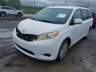 2013 Toyota Sienna LE z VIN 5TDJK3DC9DS055134, wystawiony jako IAAI lot #42255532 z przebiegiem 156 381 mil mil oraz . Historia ofert i sprzedaży dostępna na DreamBid. Obrazek 2.