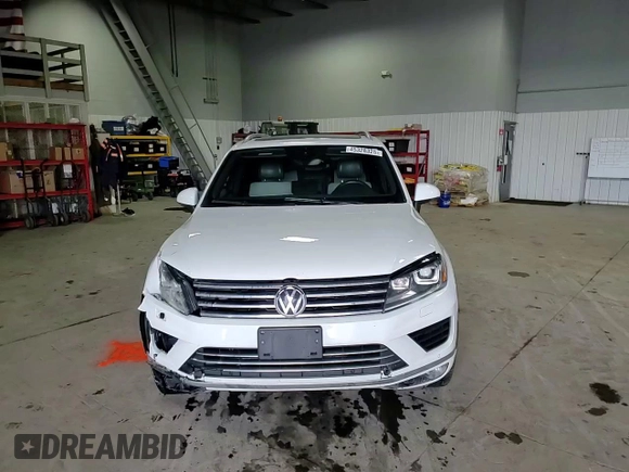 2017 Volkswagen Touareg Wolfsburg Edition z VIN WVGRF7BP7HD002143, wystawiony jako Copart lot #45328325 z przebiegiem 107 476 mil mil oraz Szkoda całkowita • Salvage title. Historia ofert i sprzedaży dostępna na DreamBid. Obrazek 12.