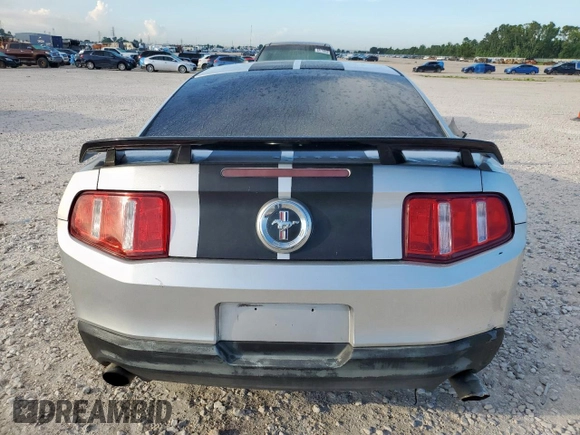 2012 Ford Mustang Premium z VIN 1ZVBP8AM7C5285563, wystawiony jako Copart lot #60732815 z przebiegiem 134 923 mil mil oraz Szkoda całkowita • Salvage title. Historia ofert i sprzedaży dostępna na DreamBid. Obrazek 6.