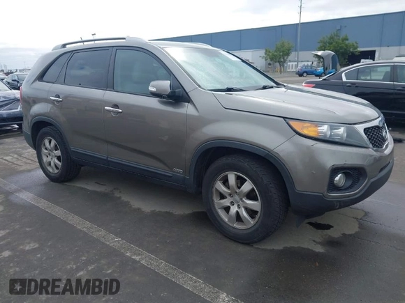 2013 Kia Sorento LX with VIN 5XYKTCA62DG313524, listed as a IAAI auction lot 41624883 with 70,777 mi miles. Bid and sale history available at carsss.com. Image 1.