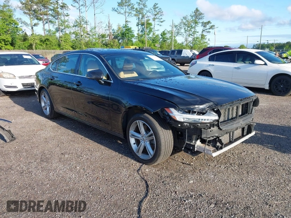 2018 Volvo S90 Momentum with VIN LVY982AK2JP023132, listed as a IAAI auction lot 41977080 with 98,514 mi miles. Bid and sale history available at carsss.com. Image 1.