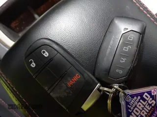 2016 Jeep Grand Cherokee 75th Anniversary z VIN 1C4RJFAG8GC476475, wystawiony jako IAAI lot #41509557 z przebiegiem 94 621 mil mil oraz . Historia ofert i sprzedaży dostępna na DreamBid. Obrazek 11.
