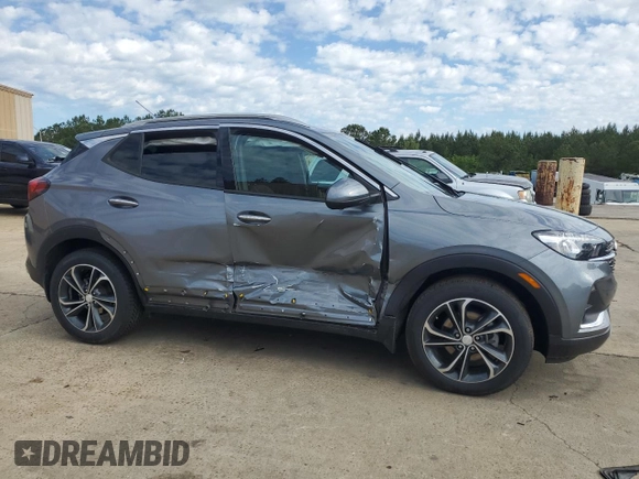 2022 Buick Encore GX Essence с VIN KL4MMFSL6NB007959, выставлен на аукционе Copart как лот 55528205 с пробегом 63 916 миль миль и Чистый • Clean title. История ставок и продаж доступна на DreamBid. Изображение 4.