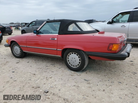 1986 Mercedes-Benz 560 SL z VIN WDBBA48D8GA054377, wystawiony jako Copart lot #45391915 z przebiegiem 98 728 mil mil oraz Szkody całkowita. Historia ofert i sprzedaży dostępna na DreamBid. Obrazek 2.