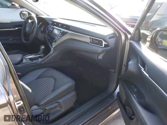 2018 Toyota Camry LE z VIN 4T1B11HK0JU546451, wystawiony jako IAAI lot #41054832 z przebiegiem 35 660 mil mil oraz . Historia ofert i sprzedaży dostępna na DreamBid. Obrazek 5.