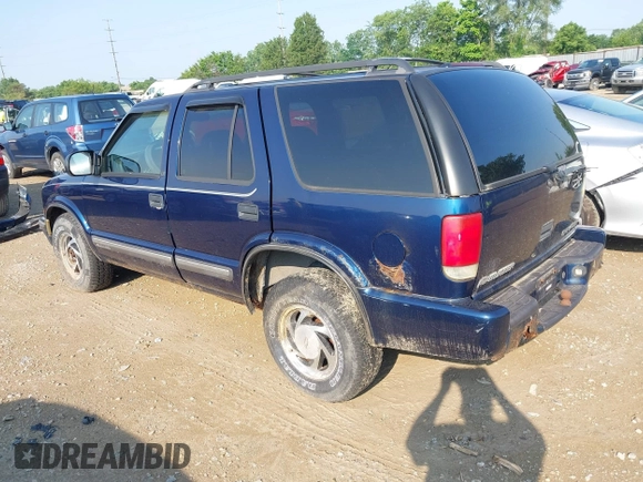 2000 Chevrolet Blazer LT z VIN 1GNDT13W2Y2145868, wystawiony jako IAAI lot #42445473 z przebiegiem 134 019 mil mil oraz . Historia ofert i sprzedaży dostępna na DreamBid. Obrazek 3.