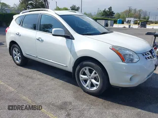 2011 Nissan Rogue SV z VIN JN8AS5MT2BW155735, wystawiony jako IAAI lot #42108321 z przebiegiem 175 633 mil mil oraz . Historia ofert i sprzedaży dostępna na DreamBid. Obrazek 1.