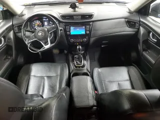 2017 Nissan Rogue SV z VIN JN8AT2MV7HW013127, wystawiony jako Copart lot #56920665 z przebiegiem 131 116 mil mil oraz Szkoda całkowita • Salvage title. Historia ofert i sprzedaży dostępna na DreamBid. Obrazek 8.