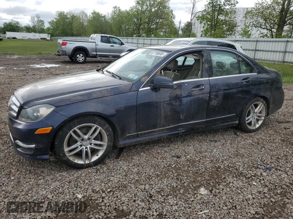 2013 Mercedes-Benz C 300 Sport z VIN WDDGF8AB6DR300385, wystawiony jako Copart lot #57798695 z przebiegiem 131 612 mil mil oraz Szkoda całkowita • Salvage title. Historia ofert i sprzedaży dostępna na DreamBid. Obrazek 1.