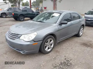 2010 Chrysler Sebring Touring z VIN 1C3CC4FBXAN140358, wystawiony jako IAAI lot #42355814 z przebiegiem 179 296 mil mil oraz . Historia ofert i sprzedaży dostępna na DreamBid. Obrazek 2.